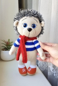 Rękodzieło - jeż wykonany na szydełku
