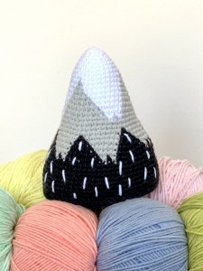 Rękodzieło - góra wykonana na szydełku 