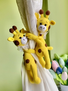 Rękodzieło - dwie żyrafy wykonane na szydełku (komplet żyraf na zasłonki)