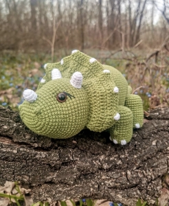 Rękodzieło - dinozaur, wykonany na szydełku