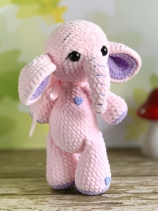 Rękodzieło - słoń wykonany na szydełku