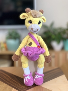 Rękodzieło - żyrafa wykonana na szydełku