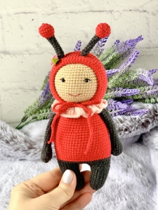 Rękodzieło -biedronka wykonana na szydełku