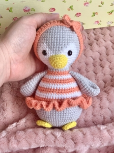 Rękodzieło - pingwin wykonany na szydełku