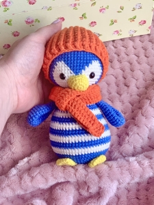 Rękodzieło - pingwin wykonany na szydełku