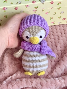 Rękodzieło - pingwin wykonany na szydełku