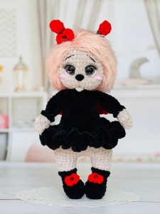 Rękodzieło -biedronka wykonana na szydełku 