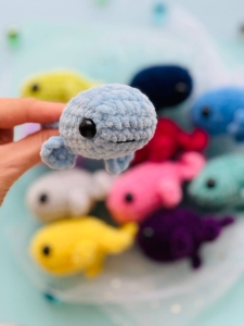 Rękodzieło - zawieszka brelok wieloryb wykonany na szydełku