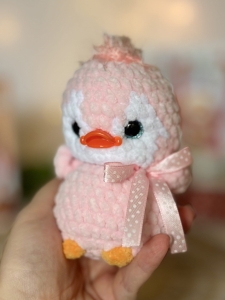 Rękodzieło - pingwin wykonany na szydełku