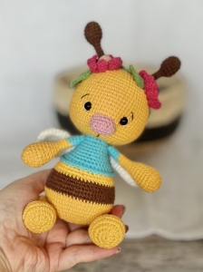 Rękodzieło -pszczoła wykonana na szydełku