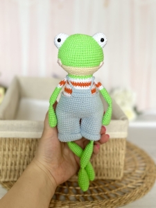 Rękodzieło -  żaba wykonana szydełkiem