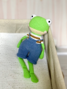 Rękodzieło -  żaba wykonana szydełkiem