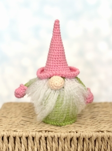 Rękodzieło - gnom skrzat wykonany szydełkiem