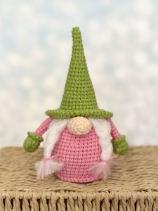 Rękodzieło - gnom skrzat wykonany szydełkiem