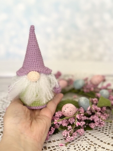 Rękodzieło - gnom skrzat wykonany szydełkiem