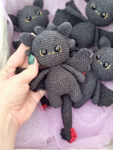 Rękodzieło - smok wykonany szydełkiem