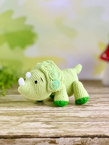 Rękodzieło - dinozaur, wykonany na szydełku  