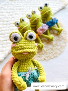 Rękodzieło -  żaba wykonana szydełkiem 