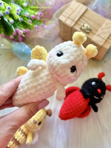 Rękodzieło - brelok zawieszka motyl wykonany szydełkiem