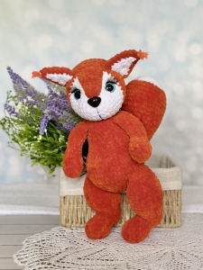 Rękodzieło - wiewiórka wykonana na szydełku