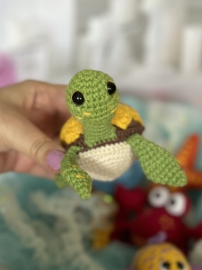 Rękodzieło - żółw brelok/zawieszka wykonana szydełkiem