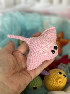 Rękodzieło - płaszczka brelok/zawieszka wykonana szydełkiem