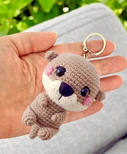 Rękodzieło - brelok/zawieszka wydra wykonana szydełkiem