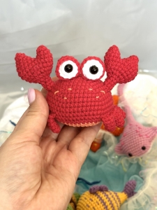 Rękodzieło - zawieszka brelok krab wykonany szydełkiem 