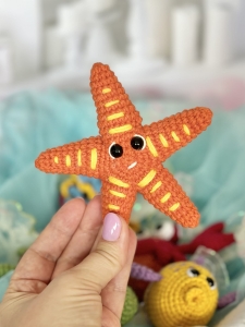 Rękodzieło - zawieszka brelok rozgwiazda wykonana szydełkiem