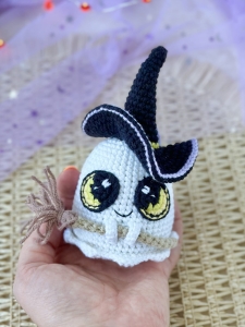 Rękodzieło - duch czarownica wykonany szydełkiem
