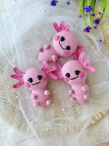 Rękodzieło - brelok/zawieszka aksolotl wykonany szydełkiem