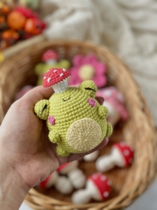 Rękodzieło - brelok/zawieszka żaba wykonana szydełkiem