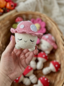 Rękodzieło - brelok/zawieszka grzybek wykonana szydełkiem