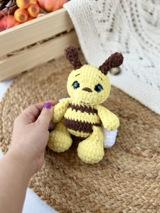 Rękodzieło -pszczoła wykonana szydełkiem