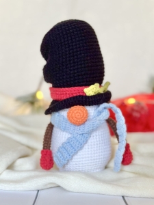 Rękodzieło - gnom skrzat bałwan wykonany szydełkiem