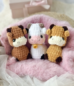 Rękodzieło - krowa brelok zawieszka wykonana szydełkiem