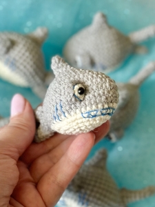 Rękodzieło - brelok/zawieszka rekin wykonany szydełkiem