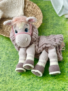 Rękodzieło - koń woreczek na piżamę wykonany szydełkiem