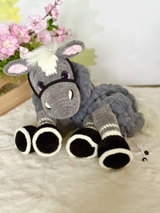 Rękodzieło - koń woreczek na piżamę wykonany szydełkiem