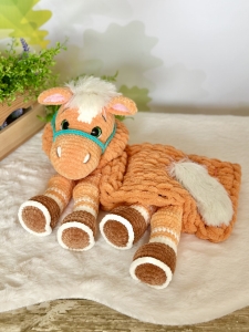 Rękodzieło - koń woreczek na piżamę wykonany szydełkiem