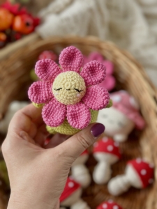 Rękodzieło - brelok/zawieszka kwiatek wykonana szydełkiem
