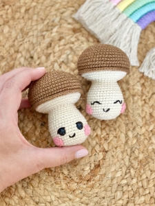 Rękodzieło - brelok/zawieszka grzybek wykonana szydełkiem