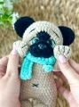 mops amigurumi, szydełkowy mops, amigurumi pies, pies na szydełku, ręcznie robiony mops, crochet pug, handmade dog toy, mops maskotka, prezent dla fana psów, szydełkowa zabawka pies