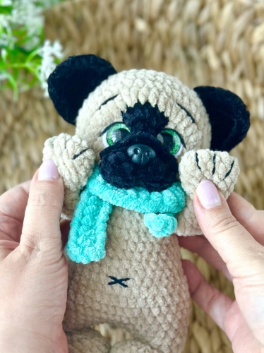 mops amigurumi, szydełkowy mops, amigurumi pies, pies na szydełku, ręcznie robiony mops, crochet pug, handmade dog toy, mops maskotka, prezent dla fana psów, szydełkowa zabawka pies