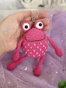 Rękodzieło - brelok/zawieszka żaba wykonana szydełkiem