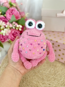 Rękodzieło - żaba wykonana szydełkiem 