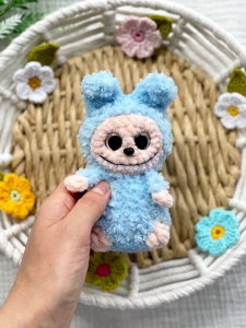 Rękodzieło - brelok zawieszka postać inspirowana labubu wykonana szydełkiem