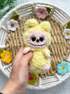 Rękodzieło - brelok zawieszka postać inspirowana labubu wykonana szydełkiem