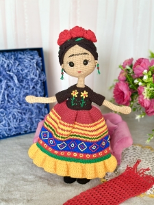 Rękodzieło -  lalka Frida wykonana szydełkiem