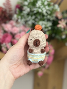 Rękodzieło - brelok/zawieszka kapibara wykonana szydełkiem